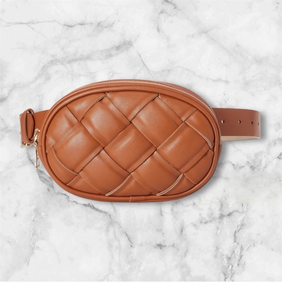 Steve Madden Quilted Belt Bag $28
#N032 - Picture 2 of 3